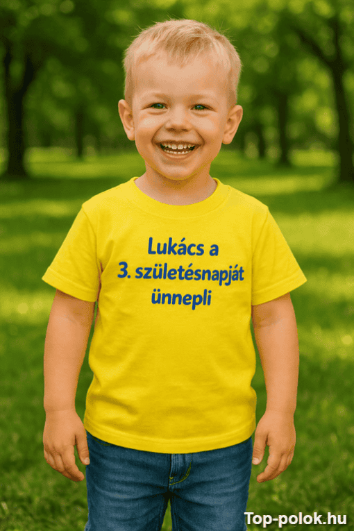 Lukács 3. születésnapját ünnepli gyermek a szabadban, vidám mosollyal.