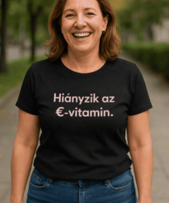 Nő mosolyogva, fekete pólóval, e-vitamin hiány témával, természetes környezetben.