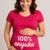 Anyuka 100%-os felirat a kismama hasán, boldog várandós nő fotója.