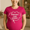 Szülőnő várandós nő, boldogan mosolyog, kismama ruhában, otthoni környezetben.