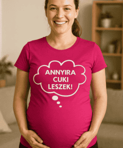 Szülőnő várandós nő, boldogan mosolyog, kismama ruhában, otthoni környezetben.