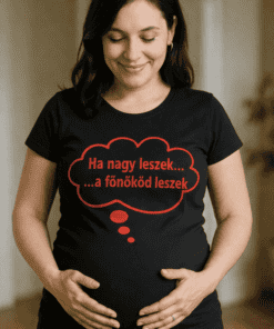 Ha nagy leszek… a főnököd leszek felirat a kismama pólón, boldog várandós nő, akinek a hasát simogat.