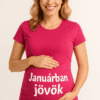 A kép egy mosolygó női modellt mutat, aki egy rózsaszín pólót visel, rajta a "Januárban jövök" felir.
