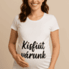 Kisfiút várunk felirattal fehér női póló, boldog kismama várandóságban, otthoni környezetben.