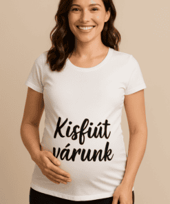 Kisfiút várunk felirattal fehér női póló, boldog kismama várandóságban, otthoni környezetben.