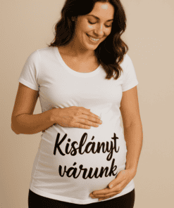 Kislány vár ránk feliratú fehér póló, boldog nő viseli, otthoni környezetben.