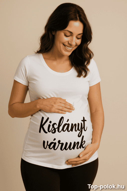 Kislány vár ránk feliratú fehér póló, boldog nő viseli, otthoni környezetben.