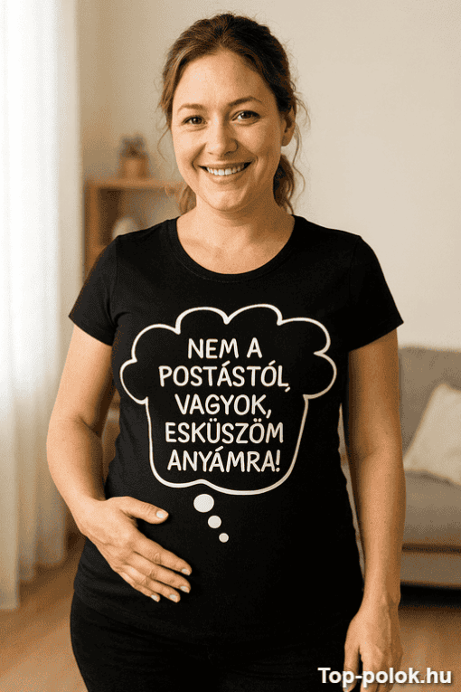 Férfi terhes nő póló, humoros üzenettel, otthoni környezetben.