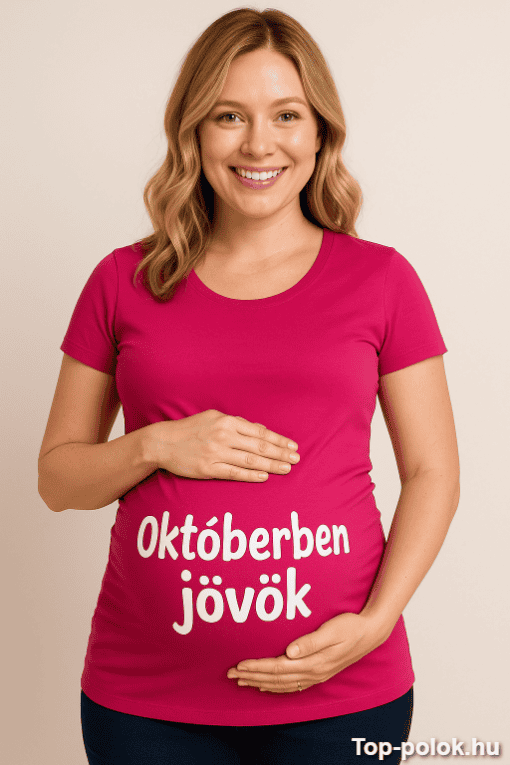 Biztonságos szülés várására készülő kismama, boldogan mosolyogva, magán viseli a "Októberben jövök".