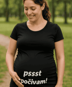 Az ALT címke: Női terhes nő fekete pólóval, parkban, boldog várandóság.