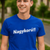 Nagy méretű kék póló férfiaknak, szöveg: "NagyKörű!!" - divatos és kényelmes viselet.