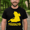 Tűzoltó jelmezben fiatal férfi, parkban, mosolyogva, színes háttérrel.