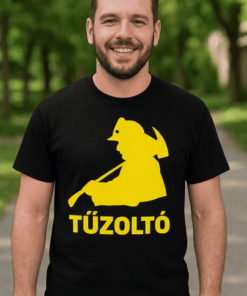 Tűzoltó jelmezben fiatal férfi, parkban, mosolyogva, színes háttérrel.