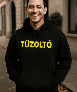 Tűzoltó feliratos fekete kapucnis pulóver, utcai viselet, férfi modell.