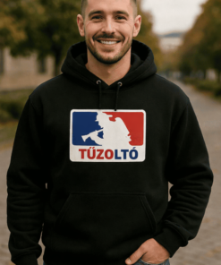 Tűzoltó feliratú fekete kapucnis pulóver, utcai környezetben, barátságos férfi.
