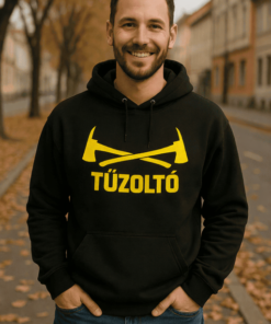 Tűzoltó feliratú fekete kapucnis pulóver, utcai környezetben, őszi hangulatban.
