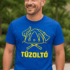 Tűzoltó feliratos kék póló, férfi modell, kültéri környezetben.