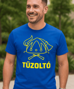 Tűzoltó feliratos kék póló, férfi modell, kültéri környezetben.