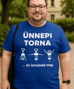 Ünnepi visszatérés felirattal férfi pólón, parkban, boldog ünnepi hangulat.