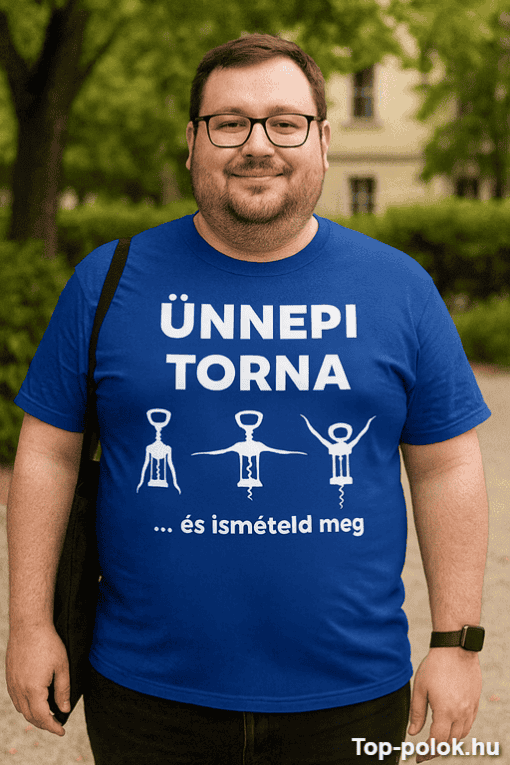 Ünnepi visszatérés felirattal férfi pólón, parkban, boldog ünnepi hangulat.