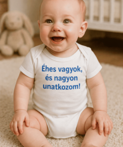 Éhes baba mosolyog, fehér bodyn, szőnyegen, játékokkal a háttérben.