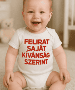 Felirat Saját Kívánság Szerint feliratos baba, boldog mosolyú kisgyerek otthoni környezetben.