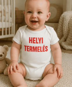 Gyerek baba ül a szőnyegen, "Helyi Termelés" felirattal a pólóján.