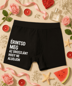 Férfi boxer alsó, humoros felirattal, romantikus dekorációval körülvéve.