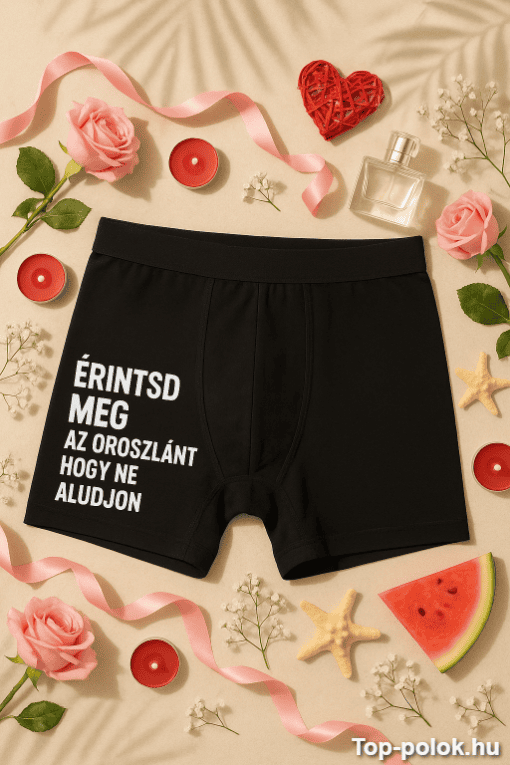 Férfi boxer alsó, humoros felirattal, romantikus dekorációval körülvéve.