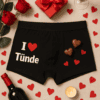 Szerelmes ajándék és romantikus hangulat, fekete alsónadrág "I ❤️ Tünde" felirattal.