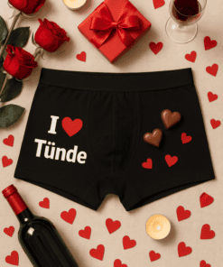 Szerelmes ajándék és romantikus hangulat, fekete alsónadrág "I ❤️ Tünde" felirattal.
