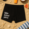 Szabadtéri nyári fürdőruha alsó, napozóeszközök és strandkiegészítők a homokos tengerparton.