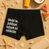 Napszemüveg, naptej és strandkiegészítők a nyári pihenéshez.