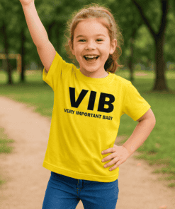 VIB feliratú gyerek póló, boldog kislány a parkban, természetes környezetben.