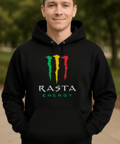 Monster Energy logós kapucnis pulóver, fiatal férfi viseli, kültéri parkban.