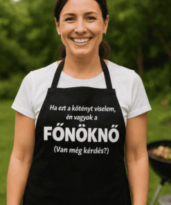 Főnököt szólító női szakács az udvaron, mosolyogva, kertben, főzőkötényt visel, humoros felirattal.