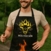 Fokozottan védett, grillező férfi a szabadban, hústűz és grillkészlet.