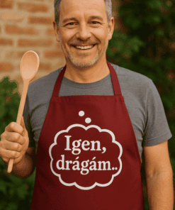 Főzőmester férfi, konyhai eszközt tartva, kertben, nyári napfényben.