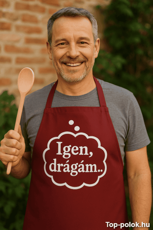 Főzőmester férfi, konyhai eszközt tartva, kertben, nyári napfényben.