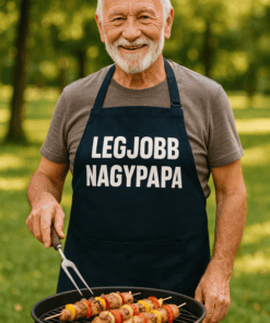Fokozottan védett nagypapa grillezett hús és zöldség nyárson, boldog családi pillanat.