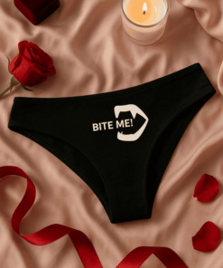 BIZTONSÁGOS SZEXI FÉRFI alsónadrág, "BITE ME!" felirattal, romantikus hangulatban.