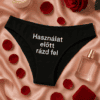 Férfi alsónadrág, felirattal "Használat előtt rázd fel", romantikus hangulat, gyertyafény és rózsa.