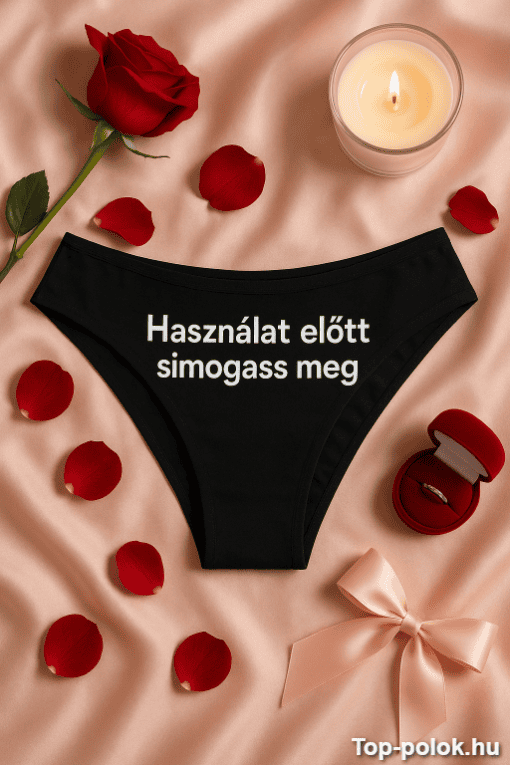 Csipkés szexi fehérnemű, gyűrűs eljegyzési gyűrű, rózsa és gyertya romantikus hangulatban.