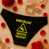 VIGYÁZAT nedves felület figyelmeztetés női fürdőnadrágon, romantikus dekorációval.
