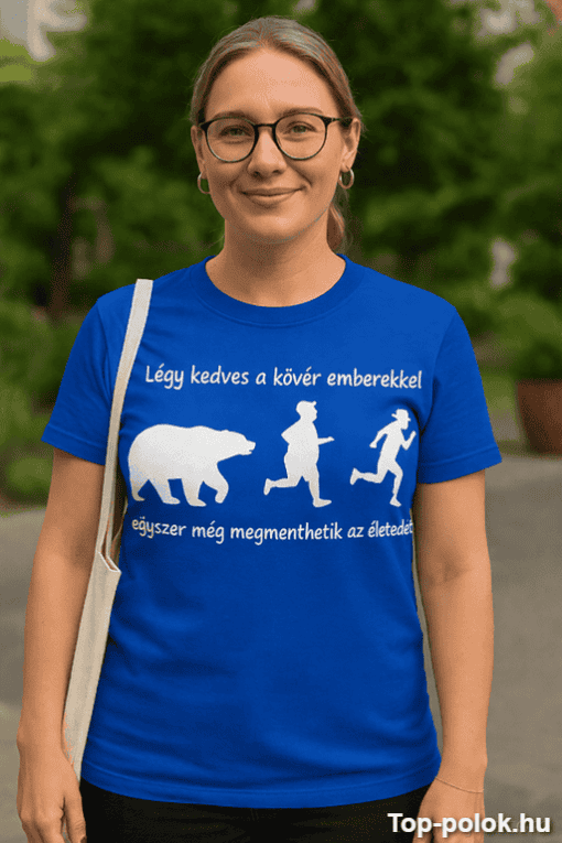 Bájos női portré, zöld park háttérrel, kék pólóban, környezetbarát témával.