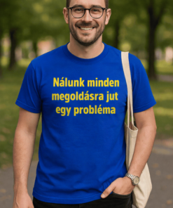 Az ember mosolyogva áll parkban, kék pólóban, felirattal: "Nálunk minden megoldásra jut egy probléma.