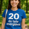 Energiahatékony póló fiatal nővel, zöld park háttérrel, környezetbarát üzenettel.