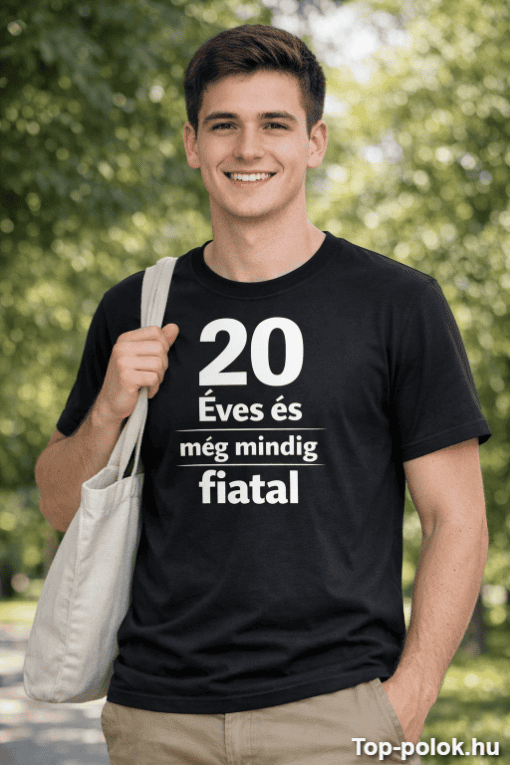 Felnőtt férfi mosolyog, nyári parkban, fekete pólón szöveggel "20 Éves és még mindig fiatal".