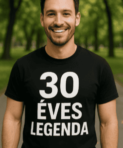 Férfi mosolygós, fekete póló, "30 ÉVES LEGENDA" felirattal, parkban, természetes fényben.