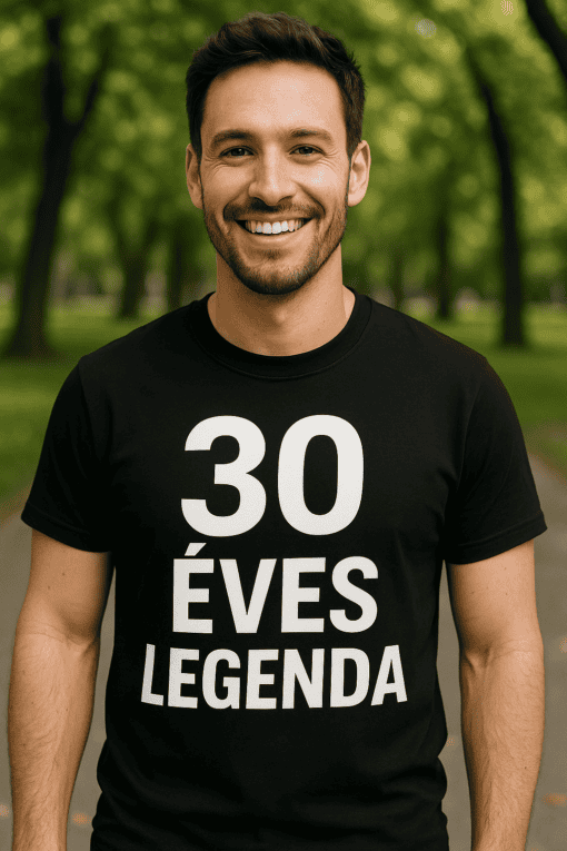 Férfi mosolygós, fekete póló, "30 ÉVES LEGENDA" felirattal, parkban, természetes fényben.